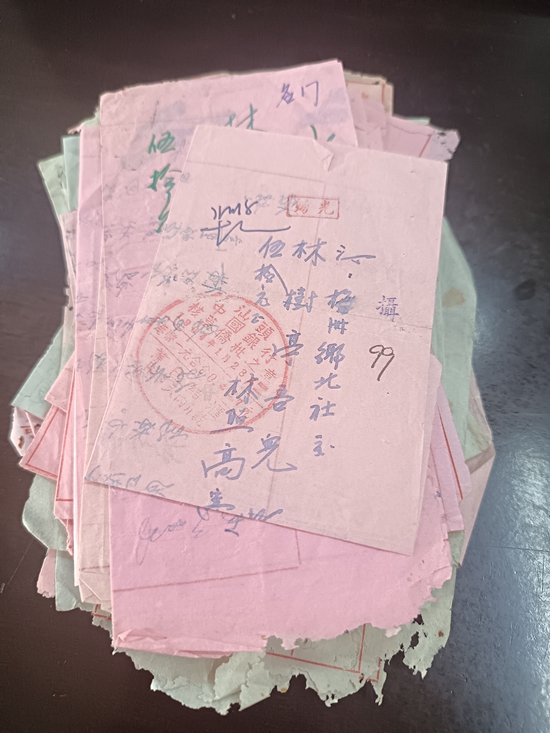 2026年9月10日上午,汕头本地居民最新捐赠的37封“侨批”。汕头市侨批文物馆供图